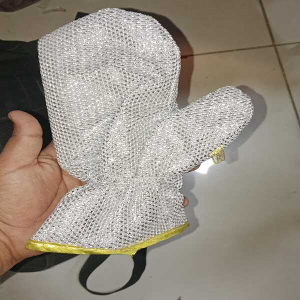 wire scrubber cleaning mitt